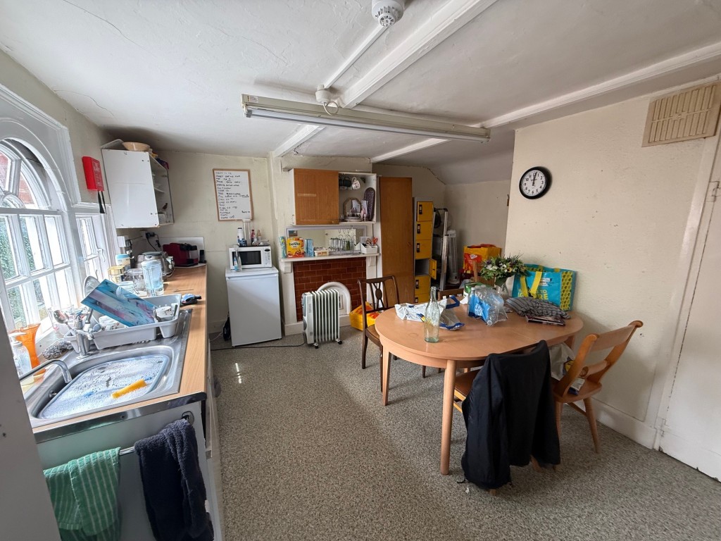 Lot: 124 - FREEHOLD INVESTMENT - Staff room